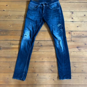 Dondup George jeans - Säljer dessa svin feta dondup jeans med slitningar! De är i storlek 30. Skriv vid minsta lilla fundering! Priset är ej hugget i sten.