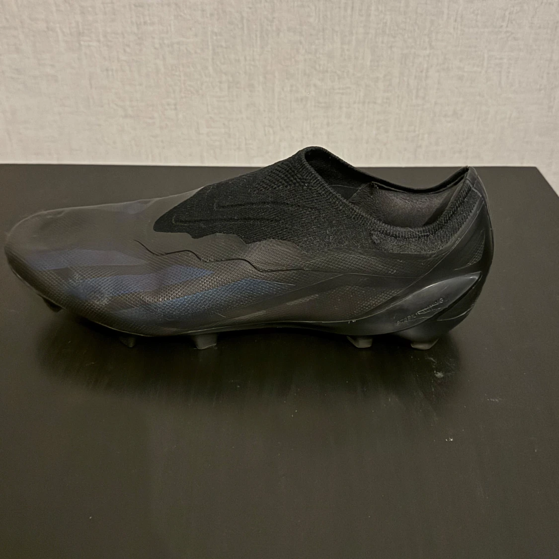 Svarta fotbollsskor med blå detaljer - 2