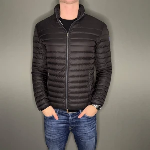 Colmar jacka - Hej säljer nu min fina Colmar jacka i storlek S men passar också M. Den är i väldigt fint skick och kommer vara otroligt snygg i höst/vinter. Nypris cirka 3000kr! Vi kommer att sälja liknande produkter nu närmare vinter så glöm inte följa profilen!🌊🍾