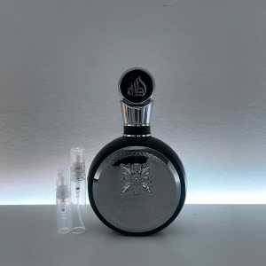 Lattafa fakhar black - Priser 2ml/10kr 5ml/20kr 10ml/35krLattafa fakhar black en parfym inspirerad av ysl y EDP riktigt lika har båda och kan säga att de e 95% lika. Det är en fräsch vardaglig parfym du kan ha året om. Väldigt prisvärd parfym