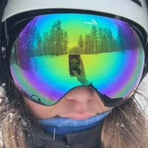 Skidglasögon med regnbågsspegelglas - Coola skidglasögon med regnbågsspegelglas som reflekterar landskapet. Perfekta för vintersport och skyddar mot starkt solljus. Glasögonen har en bred passform och justerbart band för bästa komfort. Från elegear, ska gå att byta glaset genom att köpa andra färger. Medföljer ett bra fodral