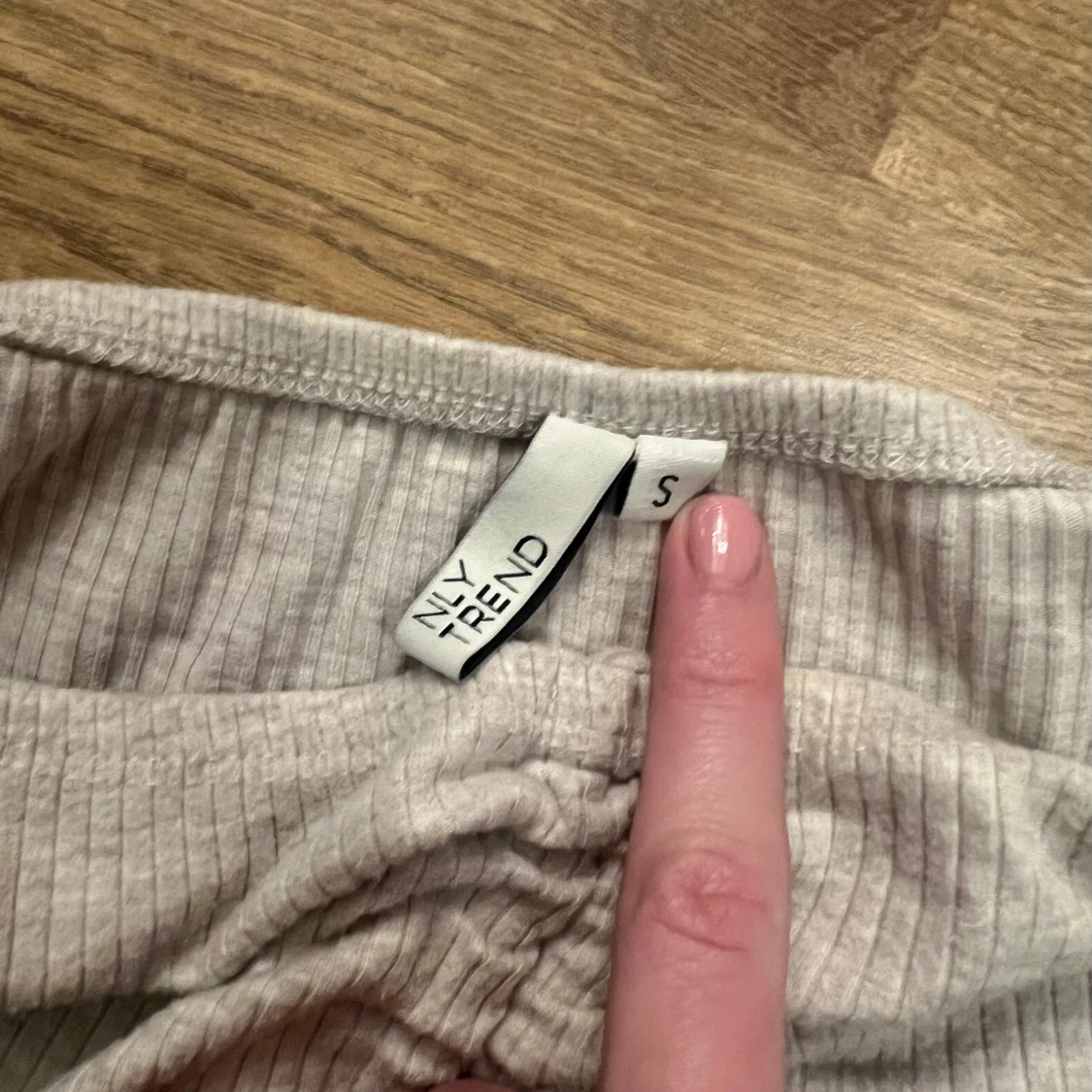 Beige ribbad topp från NLY Trend - 1