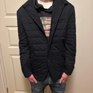 Hansen & Jacob jacka - Tja, säljer nu denna as feta kavaj liknande jackan ifrån Hansen & Jacob. Väldigt fint skick utan några defekter alls. Nypris ligger på runt 4500, mitt pris: 699kr. Perfekt inför våren. Skriv vid minsta lilla fundering! Priset är ej hugget i stenen.