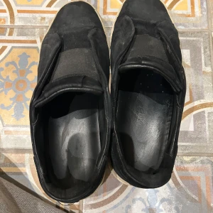 Arigatos laceless - Säljer nu dessa skor för att jag har tröttnat på dom men skorna är väldigt sköna och lätta att både få på och av, men även passar till de flesta outfits.      Skick 7/10           Skriv vid intresse och priset är inte hugget i sten så vid snabb affär så kan jag tänka mig att gå ner i pris
