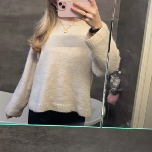 Beige stickad tröja  - Jätte fin beige stickad tröja ifrån Gina tricot💓