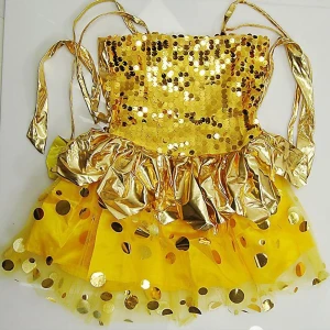 Flicka klänning med glittriga detaljer - Säljer  klänning med glittriga detaljer och korsettliknande snörning framtill. Klänningen har en voluminös kjol med silverfärgade ränder och tunna axelband. Perfekt för en färgglad och glittrig look!  Helt ny, 269kr/st 