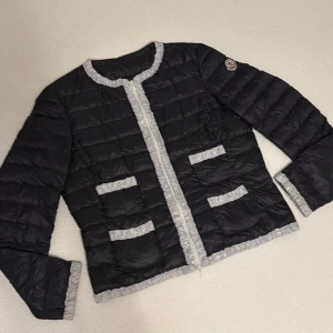 Moncler jacka M (3) - Jätte snygg men finns lite defekter. Pris går att diskuteras!
