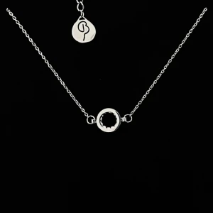 Monacoarmband i silver - Jätte fint Monaco armband från Edblad. En cirkel av blankt rostfritt stål fylld av kubisk zirkonia. Berlocken är ca 0,8 cm och själva armbandet är som störst 18 cm. Vattentåligt och perfekt till sommaren ☀️💎. Den är helt oanvänd och nypris var 299kr.