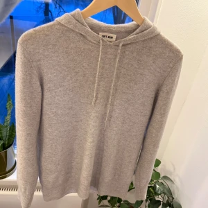 Soft Goat Kashmir hoddie - Säljer du de här stilrena Soft goat 100% Kashmir hoddie då den är för liten. Den är i toppskick använd fåtal gånger säljer den för 1299kr nypris ligger på 3000 tusen. Storlek är S. Bara att skriva vid funderingar mvh Liam!