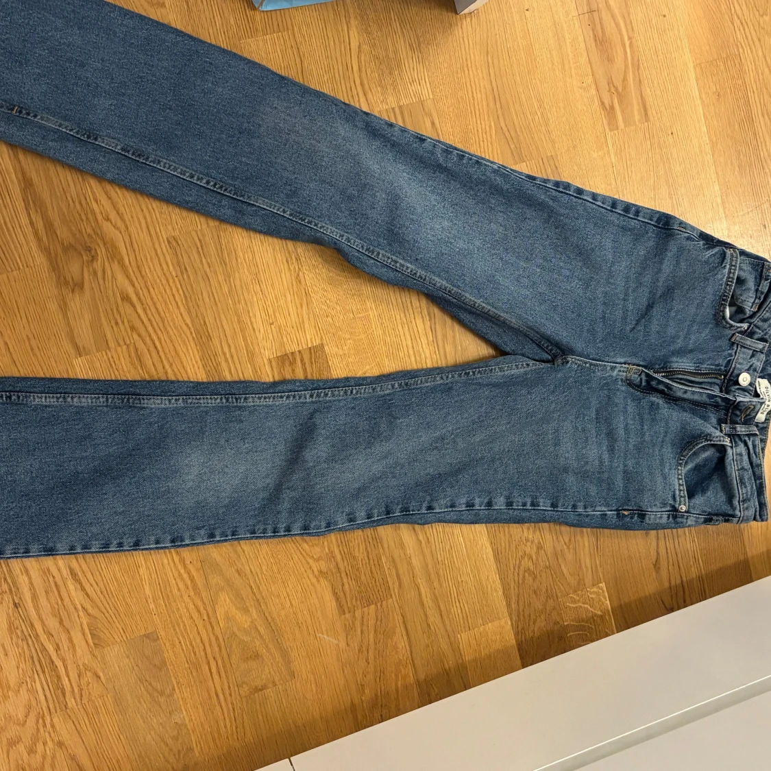 Blå jeans med slits - 2