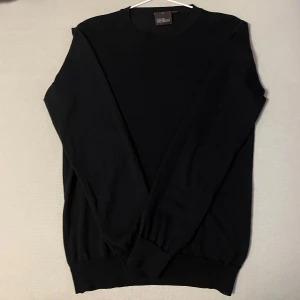 Merino tröja från Oscar Jacobson - Säljer denna stilrena marinblå tröja gjord i 100% merinoull från Oscar Jacobson. Tröjan är perfekt för en klassisk look. Passar bra till både vardag och mer uppklädda tillfällen. Nypris ca: 1200kr 