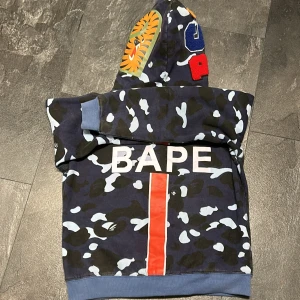 Bape Hoodie - Säljer en snygg camoflage Bape full Zip up som är i gott skick 8/10✅Tröjan är storlek M men passar också S✅Vid frågor och funderingar så hör av er💬Priset kan såklart diskuteras vid snabb affär🤝🤩