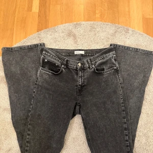 Grå lowwaist från Gina  - Snygga svarta jeans från Gina med klassisk femficksdesign och knappgylf. Perfekta för en stilren look. De har en rak passform och är tillverkade i ett slitstarkt material. Lowwaist, passar mig med storlek S!!💕