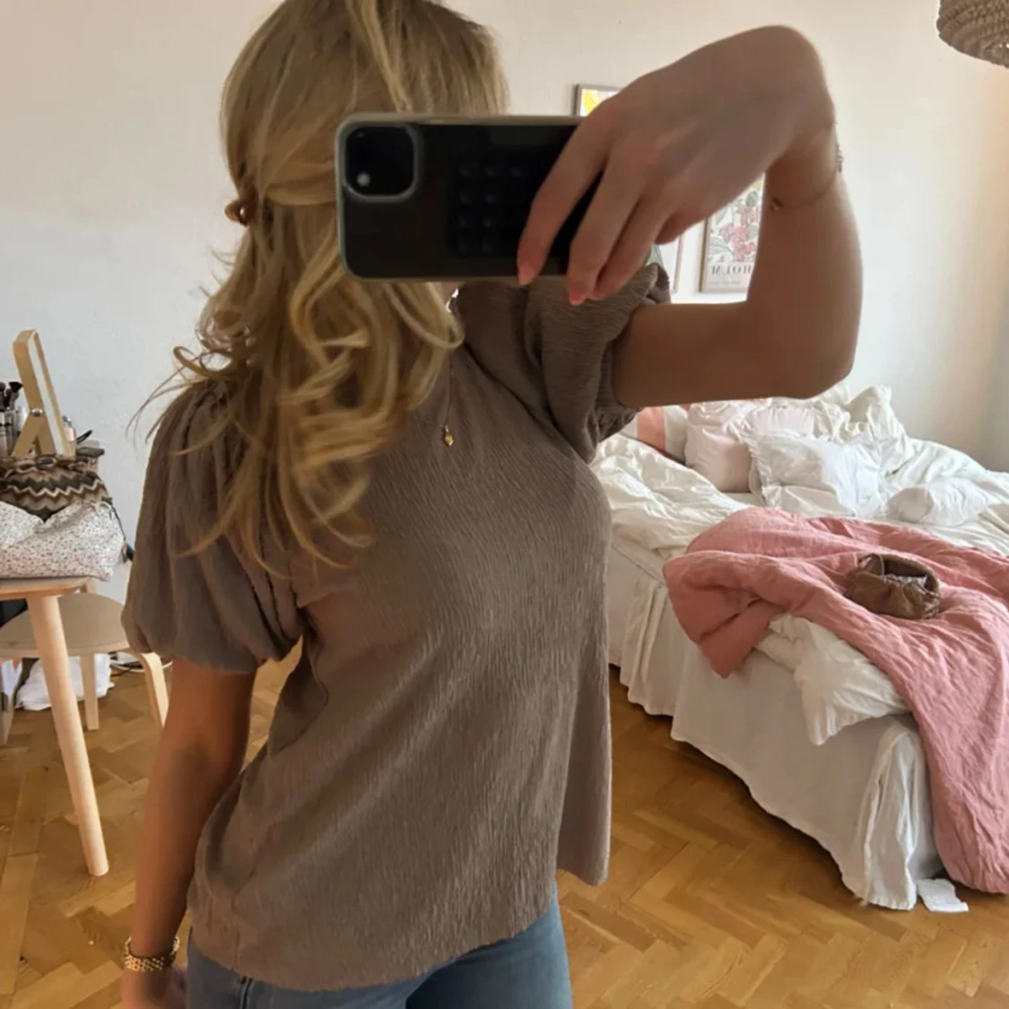 Beige blus med puffärmar - 1