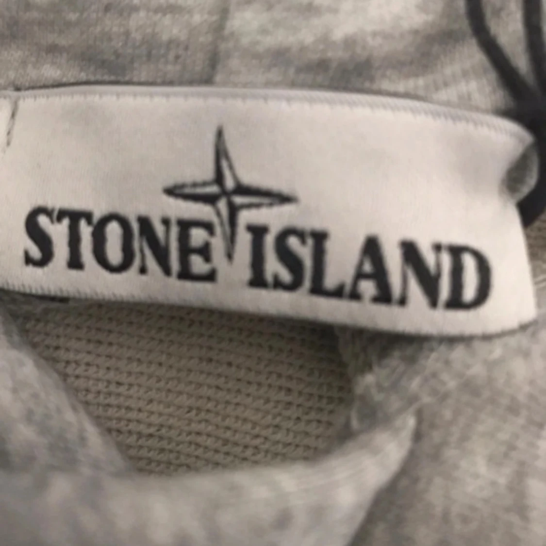 Grå hoodie från Stone Island - 1