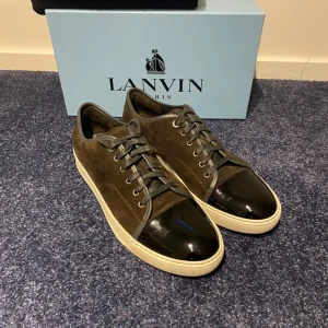 Bruna sneakers från Lanvin - Tjena säljer ni dessa sjukt snygga lanvins i färgen brun i jättefint skick (9/10 fåtal ggr använda)storlek UK 12 motsvarar 47 pris 2000 kr box och en dust bag medföljer  Hör av er vid funderingar.pris kan diskutera 