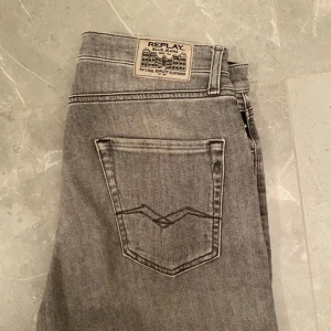 Grå jeans från Replay - Snygga grå jeans från Replay med klassisk femficksdesign. De har en rak passform och är tillverkade i ett slitstarkt denimtyg. Hör av dig vid frågor 