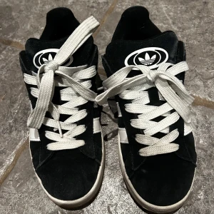 Svarta Adidas Campus sneakers - Är i bra skick men använda. Har ej fixat iordning dom vilket jag kommer göra innan jag skickar! Strl 40 🤗🤗