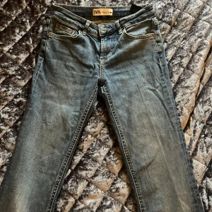 Blå jeans från Zara - Snygga blå jeans från Zara med en klassisk design. De har en bootcut-stil och är perfekta för en avslappnad look. Jeansen har en normal passform och är tillverkade i ett slitstarkt denimtyg.
