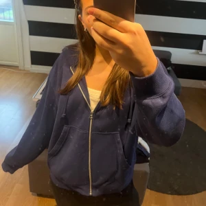 Blå hoodie med dragkedja - Jättefin tröja från Weekday som bara har använts fåtal gånger💕 priset kan diskuteras 