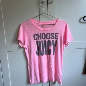 Rosa t-shirt från Juicy Couture - Säljer en rosa t-shirt från Juicy Couture som är i bra skick. Säljer för 150kr + frakt 🌸💕💫