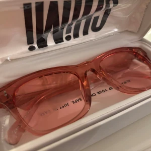 Chimi solglasögon - Helt nya, box och allt kommer med! Färg: ”guava clear #007” 