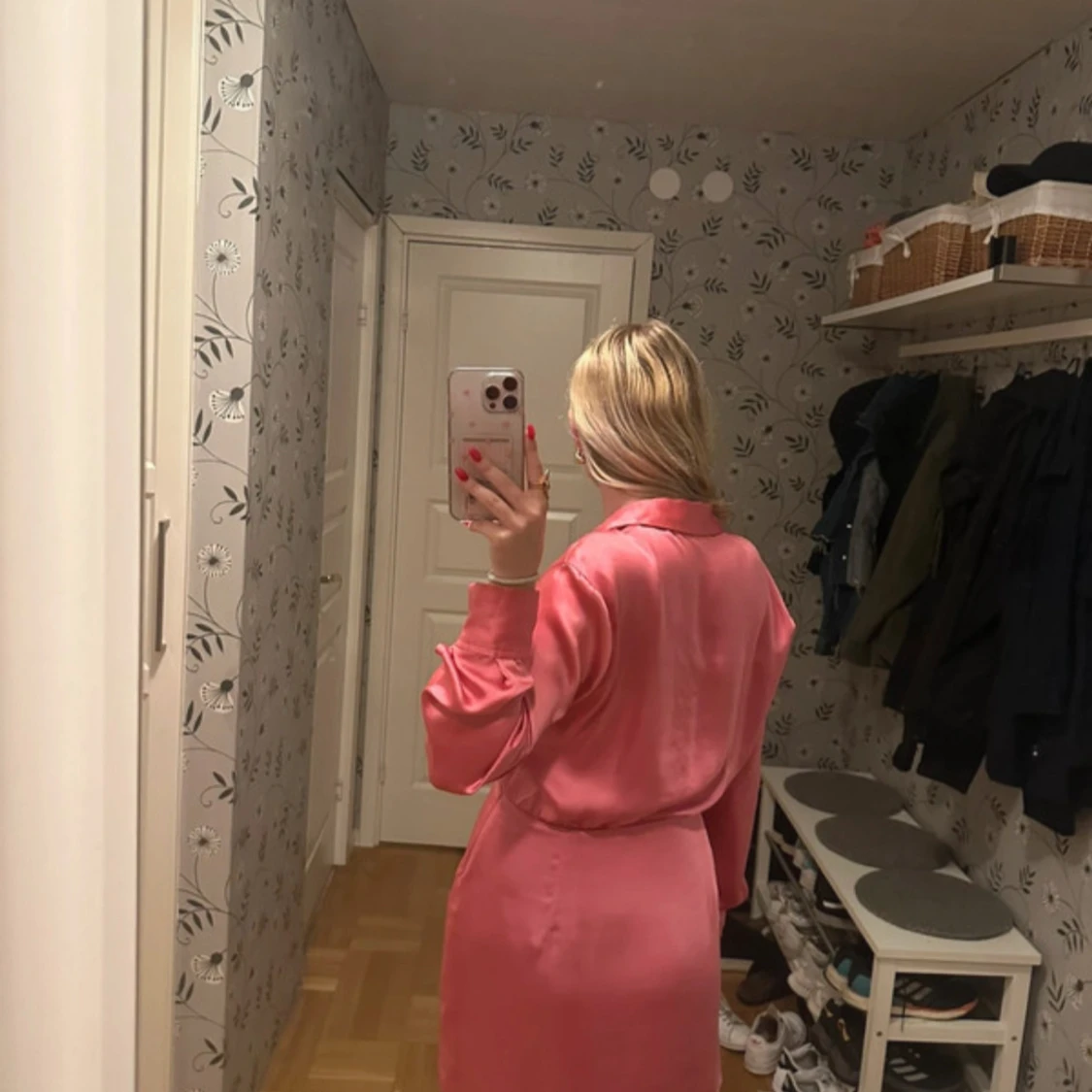 Rosa satinklänning  - 1