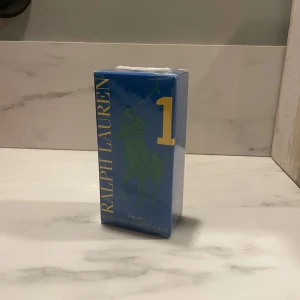 Polo ralphlauren perfym edt  - Fräsch och energigivande doft från Ralph Lauren. Big Pony Men's 1 kommer i en stilren blå flaska med en grön polospelare på framsidan. en doft som kombinerar toner av lime och grapefrukt.helt oöppnad och kostar 500 kr i butik 