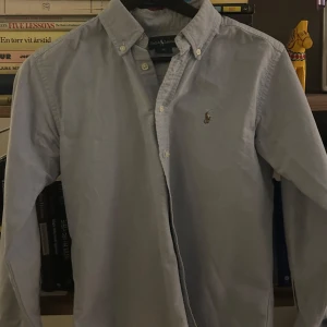 Ljusblå skjorta från Ralph Lauren - Snygg ljusblå skjorta från Ralph Lauren. Passar till 170cm ungefär. Om ni har prisförslag eller frågor är det bara att skriva!