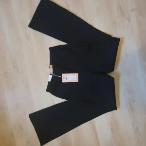 Svarta byxor från JJXX - Svarta bootcut kostymbyxor- aldrig använda- orginal pris 400kr- säljer då de inte passade mig 💕 kan stylas med allt 💐