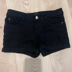 Svarta jeansshorts - Mattsvarta jeansshorts. obs! Har en liten färgfläck på ena bakfickan men annars mycket bra skick! 
