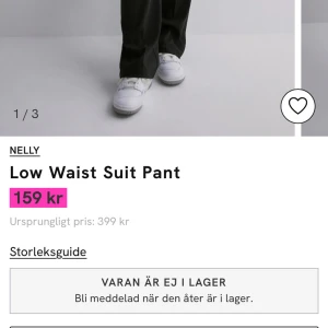 Svarta lågmidjade kostymbyxor från Nelly - Snygga svarta kostymbyxor med låg midja från Nelly. Byxorna har en klassisk bootcut-stil som ger en tidlös look. Perfekta för en stilren outfit. Slutsålda. Passar mig som har stl 32-34/36. Passar i längden på mig som är runt 168