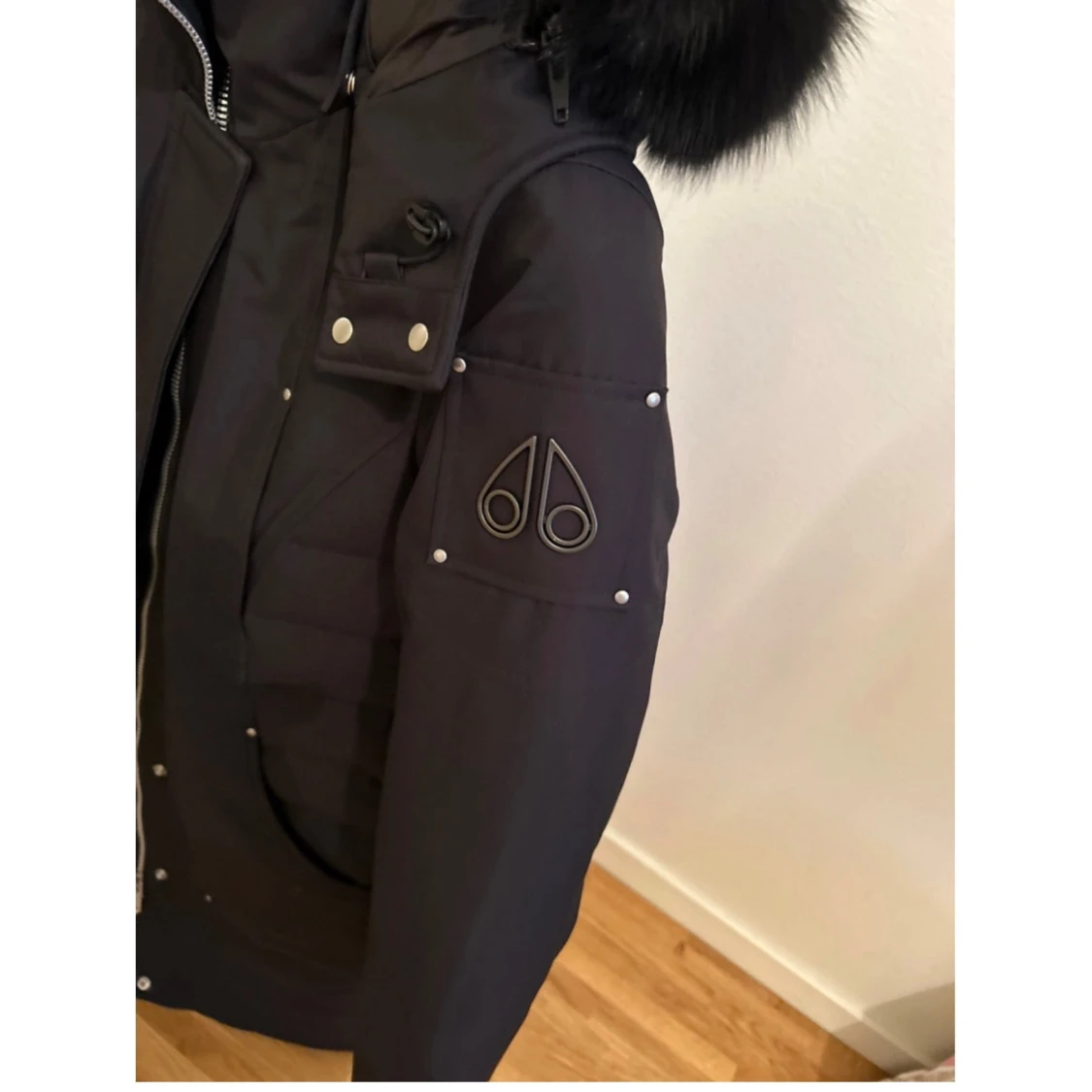 Svart dunjacka med pälsdetalj från Moose Knuckles - 1