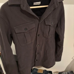 Grå Overshirt från Jack & Jones - Extremt snygg overshirt från Jack & Jones i väldigt bra skick. Hör av er vid några frågor!