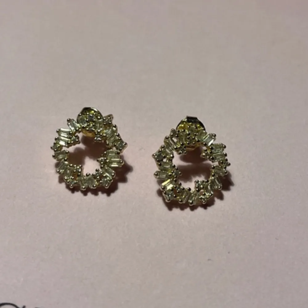 Snygga glittriga örhängen i cirkelform med en elegant design. Perfekta för att ge en touch av glamour till din outfit. De har en fin glans och är lätta att bära. Aldrig använda. Köpte från makeup Mekka. Säljer för 110 kronor.. Asusteet.