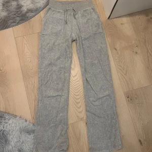 Juicy byxor - Gråa juicy-byxor i XXS. Säljer då de har blivit för små för mig. Saknar en metall grej på snöret (se bild 5)