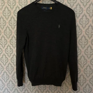 Ralph lauren tröja - Säljer denna ralph lauren tröjan i merino ull. Tröjan är i riktigt bra skick utan defekter eller täcken på andvändning. Om du har några frågor så är det bara att skriva🙌🏻🙌🏻