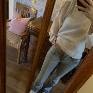 Grå jeans med låg midja - Super fina grå jeans med låg midja och bootcut!💘💞