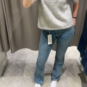Blå bootcut jeans - Snygga blå bootcut jeans med en klassisk look. Perfekta för en avslappnad stil. De har en bekväm passform och är tillverkade i ett slitstarkt material.
