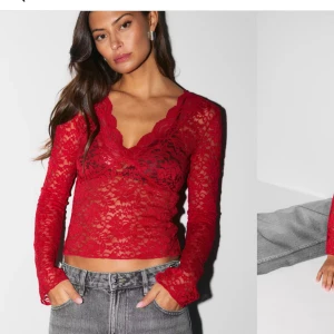 Spetstopp  - Jätte fin röd spetstopp med v-ringning och långa ärmar. Perfekt för fester så. Aldrig använt då den var för stor på mig. Lappen finns kvar. Nypris 300 kr