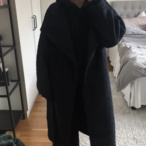 Slutsålda Gina kappan - Den marinblå teddy liknande kappan från Gina som inte säljs längre. Aldrig använd, prisklapp kvar.