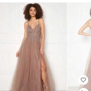 Champagnefärgad långklänning med paljetter - Elegant rosa balklänning  med glittrande paljetter och djup v-ringning. Klänningen har tunna axelband och en slits som ger en sofistikerad look. Använd en gång så i nyskick. Storlek 36 Passar dig som har 36-38.  https://www.bubbleroom.se/p/christian-koehlert/balklader-1/alla-balklanningar-1/dawn-tulle-dress-dawn-pink?utm_source=google&utm_medium=cpc&utm_campaign=p-se-performance-max-main&gad_source=1&gbraid=0AAAAADyWU3DvzWcGKlcLVGOj8QpYZhG7l&gclid=CjwKCAiAkc28BhB0EiwAM001TbbLuQKKpbhJCOq