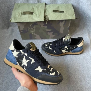 Valentino Rockrunner sneakers  - Säljer ett par Valentino Rockrunners som är i storlek 41 men sitter mer som 42! Bara skorna medkommer vid köp! Hör gärna av dig om du har frågor! 