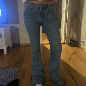 Blå bootcut jeans - Snygga blå bootcut jeans. Perfekta för en avslappnad stil. Är 163❤️