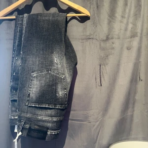 Svarta jeans från Dondup - Helt nya dondup jeans i mycket gott skick med otroligt snygga slitningar! Storlek 31 | pris: 1399kr | hör av dig vid fler frågor! 