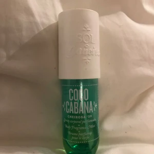 Coco Cabana Cheirosa '39 Body Fragrance Mist - Fräsch och tropisk body mist från Sol de Janeiro i en grön flaska med vit kork. Doften Coco Cabana Cheirosa '39 ger en känsla av sommar och strandliv. Perfekt för att fräscha upp under dagen.
