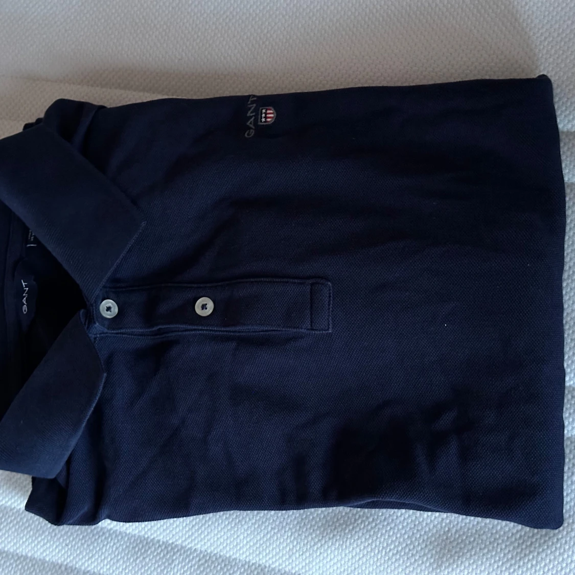 Mörkblå pikétröja från GANT