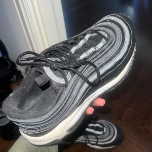 Nike air max 97  - Snygga svarta Nike sneakers! Storlek 38.5 🩷