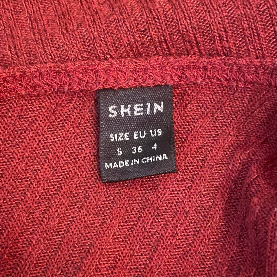 Röd ribbad tröja från Shein