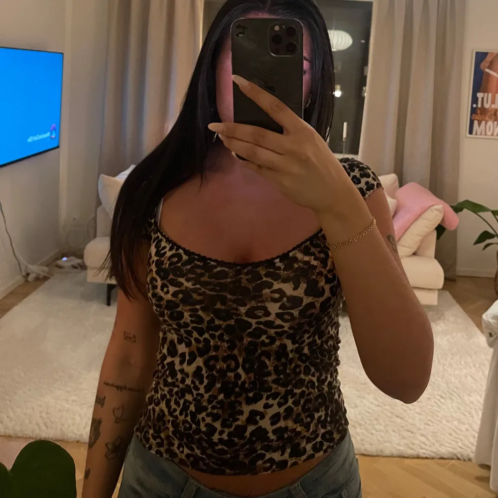 Snygg leopardmönstrad topp med smala axelband och en tight passform. Perfekt för en trendig look. ALDRIG ANVÄND. Yläosat.